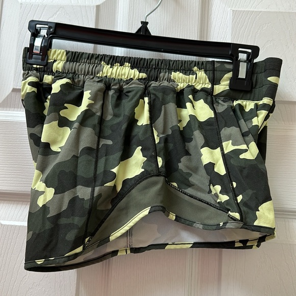 Lululemon Hotty Hot Low-Rise Short 2.5" - Picture 11 of 14